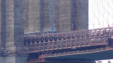 East River üzerindeki Brooklyn Köprüsü New York 'tan gün batımında Aşağı Manhattan' ın rıhtımından izlendi