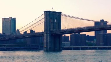 East River üzerindeki Brooklyn Köprüsü New York 'tan gün batımında Aşağı Manhattan' ın rıhtımından izlendi
