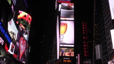 Manhattan gökdeleni ve Times Meydanı gece, Brooklyn, New York 'tan görüldüğü gibi,