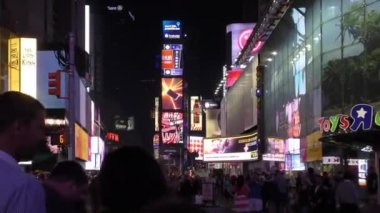 Manhattan gökdeleni ve Times Meydanı gece, Brooklyn, New York 'tan görüldüğü gibi,