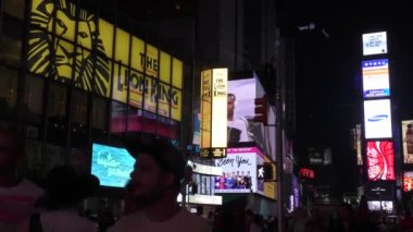 Manhattan gökdeleni ve Times Meydanı gece, Brooklyn, New York 'tan görüldüğü gibi,