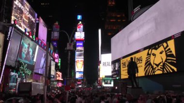 Manhattan gökdeleni ve Times Meydanı gece, Brooklyn, New York 'tan görüldüğü gibi,
