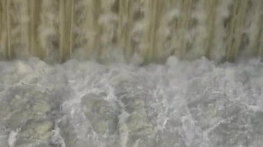 Passau, Bayern, Almanya 'daki Passau-Ingling hidroelektrik barajının sızıntısı