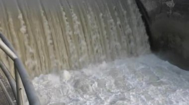 Passau, Bayern, Almanya 'daki Passau-Ingling hidroelektrik barajının sızıntısı