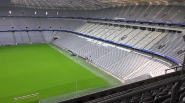 Münih, Almanya - 28 Haziran 2015 tarihinde Allianz Arena futbol stadyumu Münih, Almanya 'da kuruldu. Stadyumun kapasitesi yaklaşık 70.000 seyirci kapasitesiyle Almanya 'nın üçüncü büyük stadyumu konumundadır..
