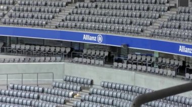 Münih, Almanya - 28 Haziran 2015 tarihinde Allianz Arena futbol stadyumu Münih, Almanya 'da kuruldu. Stadyumun kapasitesi yaklaşık 70.000 seyirci kapasitesiyle Almanya 'nın üçüncü büyük stadyumu konumundadır..