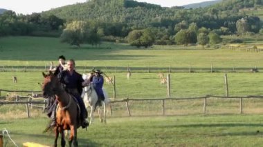 HORTOBAGY, HUNGARY - 27 AUG: Macar Csikos veya çobanlar 27 Ağustos 2015 tarihinde Macaristan 'ın Hortobagy şehrinde. 4K görüntü.