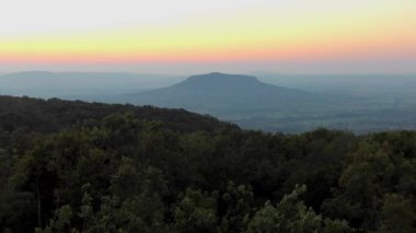Macaristan 'ın tepelerinde günbatımının manzaralı görüntüleri