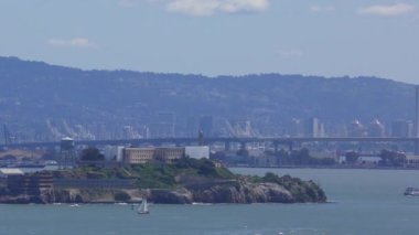 Alcatraz Adası San Francisco, Kaliforniya 'daki Chrissy Field' dan görüldüğü gibi..