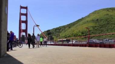 San Francisco, California, ABD - Nisan 2017: Golden Gate Köprüsü 'nde kimliği belirsiz kişiler, 4K görüntüleri