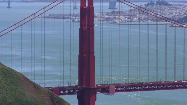 米国カリフォルニア州サンフランシスコのマリンヘッドランズから見たゴールデンゲートブリッジ — ストック動画