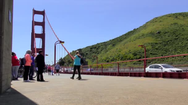 San Francisco Kalifornie Usa Duben 2017 Neidentifikovaní Lidé Mostě Golden — Stock video