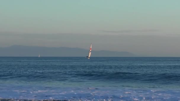 Yate Vela Visto Desde Twin Lakes Beach Atardecer Santa Cruz — Vídeos de Stock