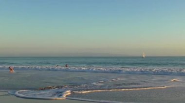 Gün batımında, Santa Cruz, California, Usa, 2018 'de Twin Lakes Plajı' nda kimliği belirsiz insanlar.