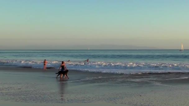 2018年カリフォルニア州サンタクルスのツインレイクスビーチで未確認の人々 — ストック動画