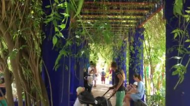 Marakeş, Fas, 2018 'deki Majorelle Garden' da kimliği belirsiz insanlar.