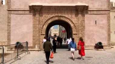 Essaouira, Fas 'taki kapıda insanlar var.