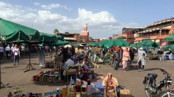 2018年摩洛哥马拉喀什Jemaa Fna广场上身份不明的人 — 图库视频影像