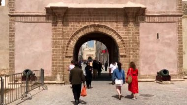 Essaouira, Fas 'taki kapıda insanlar var.