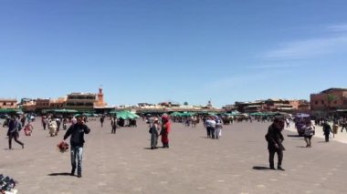 Marakeş, Fas, 2018 'deki Jemaa el Fna Meydanı' ndaki kimliği belirsiz insanlar.