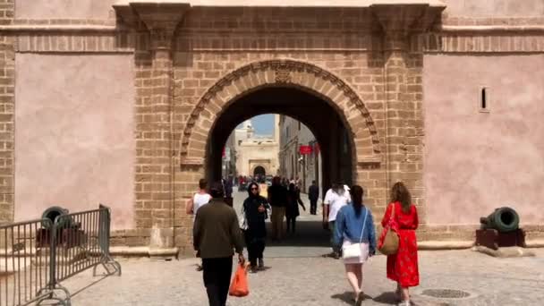 摩洛哥Essaouira大门口的人 — 图库视频影像