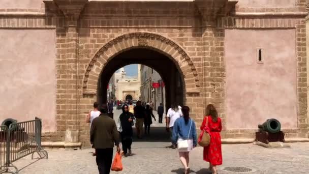 摩洛哥Essaouira大门口的人 — 图库视频影像