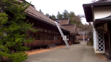 KOYASAN, JAPONYA - 29 Mart 2014 tarihinde Japonya 'nın Koyasan kentinde Koya Dağı' ndaki Okunoin Mezarlığı. Okunoin mezarlığı Japonya 'daki en kutsal yerlerden biridir ve popüler bir hac mekanıdır..