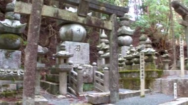 KOYASAN, JAPONYA - 29 Mart 2014 tarihinde Japonya 'nın Koyasan kentinde Koya Dağı' ndaki Okunoin Mezarlığı. Okunoin mezarlığı Japonya 'daki en kutsal yerlerden biridir ve popüler bir hac mekanıdır..