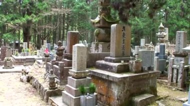 KOYASAN, JAPONYA - 29 Mart 2014 tarihinde Japonya 'nın Koyasan kentinde Koya Dağı' ndaki Okunoin Mezarlığı. Okunoin mezarlığı Japonya 'daki en kutsal yerlerden biridir ve popüler bir hac mekanıdır..