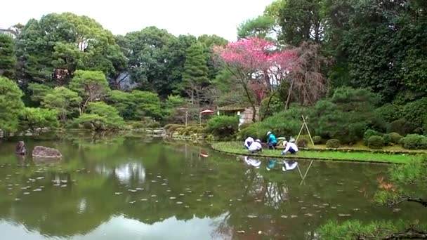 Kyoto Japan March 2014 Workers Zen Garden Heian Jingu Shrine — стоковое видео