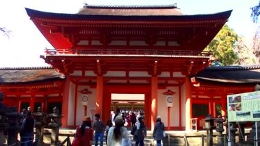 NARA, JAPONYA - 28 Mart 2014 'te Japonya' nın Nara kentindeki Kasuga Taisha Tapınağı 'nın binaları. Kasuga Tapınağı ve çevresindeki Kasugayama Ormanı UNESCO Dünya Mirası Alanı olarak kayıtlıdır..