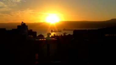 Akabe 'de (Ka' be 'de) günbatımı.