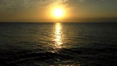 Deniz aşırı gün batımının manzaralı görüntüleri, Aquaba, Ürdün