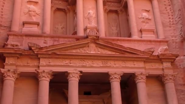 Petra Jordan Circa 2016 Low Angle View Facade Treasury Building — Stockvideo