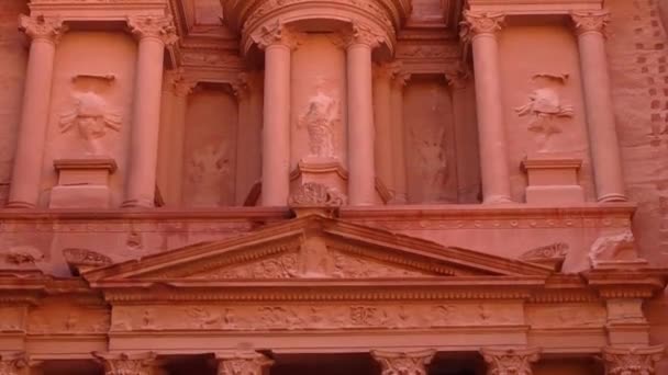 Petra Jordan Circa 2016 Low Angle View Facade Treasury Building — Stockvideo