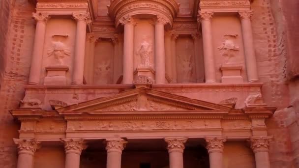 Petra Jordan Circa 2016 Low Angle View Facade Treasury Building – stockvideo