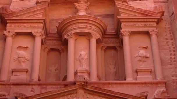 Petra Jordan Circa 2016 Low Angle View Facade Treasury Building — Stockvideo