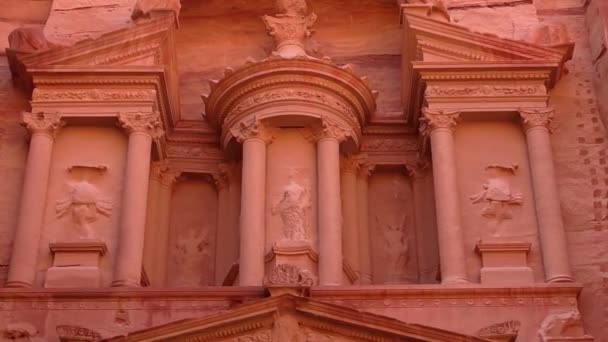 Petra Jordan Circa 2016 Low Angle View Facade Treasury Building — Stockvideo