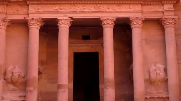 Petra Jordan Circa 2016 Low Angle View Facade Treasury Building — Stockvideo