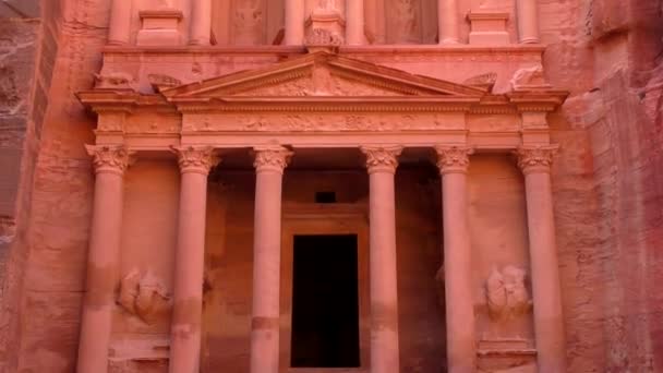 Petra Jordan Circa 2016 Low Angle View Facade Treasury Building — Stock Video