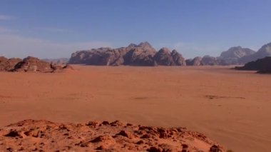 Ürdün Haşim Krallığı 'ndaki Wadi Rum Çölü' nün güzel manzarası, aynı zamanda Ay Vadisi olarak da bilinir.