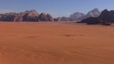Ürdün Haşim Krallığı 'ndaki Wadi Rum Çölü' nün güzel manzarası, aynı zamanda Ay Vadisi olarak da bilinir.