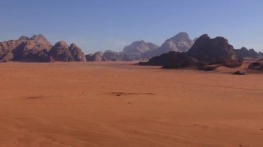 Ürdün Haşim Krallığı 'ndaki Wadi Rum Çölü' nün güzel manzarası, aynı zamanda Ay Vadisi olarak da bilinir.