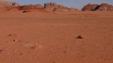 Ürdün Haşim Krallığı 'ndaki Wadi Rum Çölü' nün güzel manzarası, aynı zamanda Ay Vadisi olarak da bilinir.
