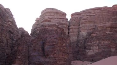 Ürdün Haşim Krallığı 'ndaki Wadi Rum Çölü' nün güzel manzarası, aynı zamanda Ay Vadisi olarak da bilinir.