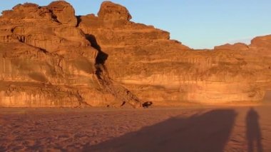 Ürdün Haşim Krallığı 'ndaki Wadi Rum Çölü' nün güzel manzarası, aynı zamanda Ay Vadisi olarak da bilinir.
