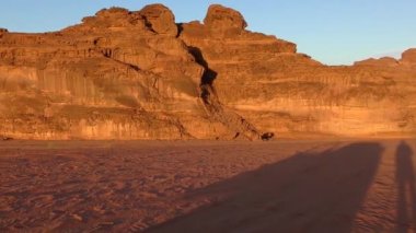 Ürdün Haşim Krallığı 'ndaki Wadi Rum Çölü' nün güzel manzarası, aynı zamanda Ay Vadisi olarak da bilinir.