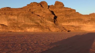 Ürdün Haşim Krallığı 'ndaki Wadi Rum Çölü' nün güzel manzarası, aynı zamanda Ay Vadisi olarak da bilinir.