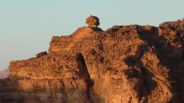 Ürdün Haşim Krallığı 'ndaki Wadi Rum Çölü' nün güzel manzarası, aynı zamanda Ay Vadisi olarak da bilinir.