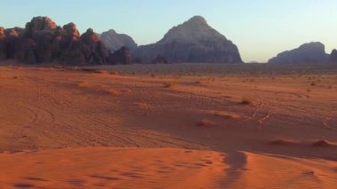 Ürdün 'ün Haşim Krallığı' ndaki Wadi Rum çölünde Ay Vadisi olarak da bilinen develerin güzel manzarası.
